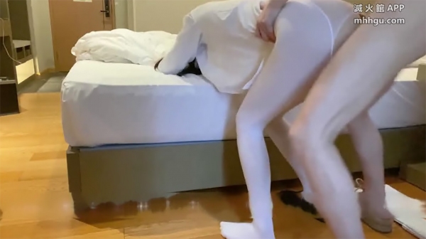 白丝jk小可爱 白丝美腿太诱人 狠狠地玩弄后入抽插 一点都不怜香惜玉 软软的叫床声满足哥哥所有爱好(v)