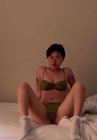OnlyFans腹肌硬汉，约炮大神 爆肏干练短发纯欲小姐姐，爽到起飞(v)