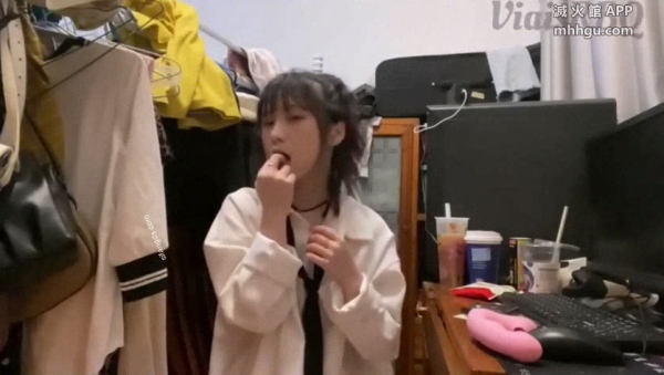 【重磅核弹】超漂亮气质大学生，【ShyVia】付费福利 露脸强推，宿舍里给金主爸爸自慰，粉嫩鲍鱼