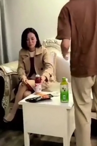 【专攻良家勾搭美容院漂亮少妇】床单湿了好大一片，爽得死去活来