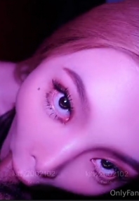 推特60W粉丝网黄潮妹「kitty」露脸性爱私拍 偷偷在阳台爱爱，很多户的灯都还没关，还故意叫的很大声，好刺激