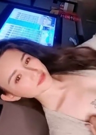 【精彩刺激对白】“你来大姨妈还叫我搞”极品小姨子喝醉勾引姐夫，姐夫一边跟姐姐电话一边被口交，最后把小姨子内射了