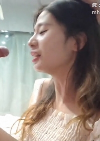 大眼睛嘟嘟唇，反差婊【诺崽】出租房与男友大玩性爱自拍，情趣制服各种花样，玩的激情1