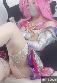 粉穴萝莉COSER星星和爸爸的淫靡日常「星十三」umate付费资源 卡莎丝袜调教男奴被反杀威胁，跪地口交后入爆操小穴1