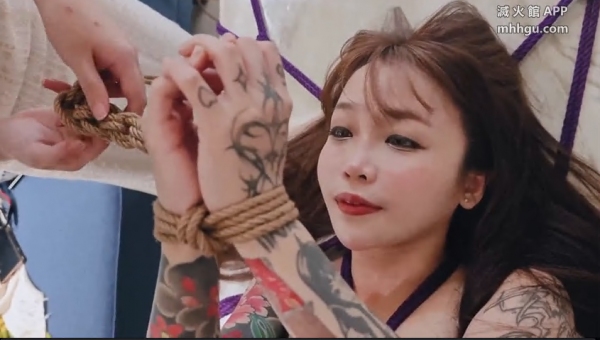 童颜巨乳，火辣刺青DJ女优【苏樱花sakura】付费作品，来找十三叔取精，汽车旅馆3P大混战