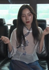 极品淫妻博主【王wang】跟女友各种场地啪啪 车内，喜欢穿开档黑丝后入，家中随时随地都想操