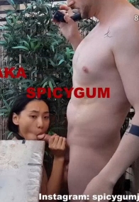 知名华人留学生网黄「Spicy Gum」「刘玥」和闺蜜在公寓楼顶玩3P，一边被干一边舔逼随时被发现，好刺激