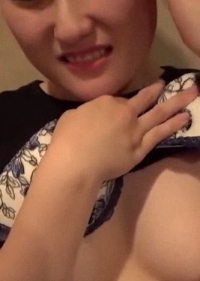 丰满身材的护士妹子一边发出野兽般的呻吟一边疯狂高潮，自拍性爱视频 FC2PPV-4657517