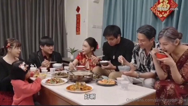 SWAG著名知名网黄、国产人气高颜值AV女优「娃娃」「翁雨澄」《龙淫新春》年夜饭那天小叔龙精探了刚进门的嫂洞