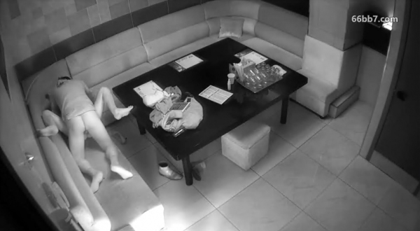 摄像头破解真实偷拍，四眼中年大叔包厢体验特殊服务，巨乳房公主吹拉弹唱一条龙