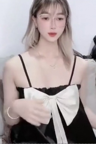 童颜巨尻嫩屄女主播「Vy-6868」震动棒玩弄阴蒂，蝴蝶嫩逼翩翩起舞，高潮白浆溢出