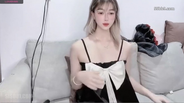 童颜巨尻嫩屄女主播「Vy-6868」震动棒玩弄阴蒂，蝴蝶嫩逼翩翩起舞，高潮白浆溢出