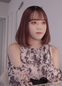 透明感满满的白皙纤瘦18岁少女。为了支持喜欢的人，和大叔进行性爱拍摄 FC2PPV-4670485