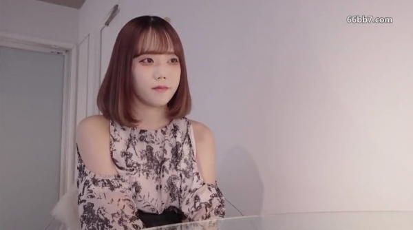 透明感满满的白皙纤瘦18岁少女。为了支持喜欢的人，和大叔进行性爱拍摄 FC2PPV-4670485