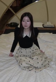 纯白内衣非常适合的顶级容貌和身材的人妻性爱拍摄。用震动棒和别人阴茎的执着攻势，让美人妻痛苦高潮的妖艳姿态请欣赏。FC2PPV-4677078