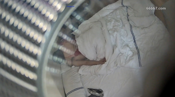 上帝视角真实偷拍，小情侣激情造爱，自带丝袜情趣内衣，长腿翘臀女友太骚了，内裤上粘满爱液