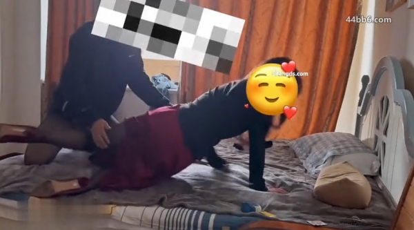 顶级淫妻博主 极品骚妻，大白天拉开窗帘，阳光下啪啪好刺激