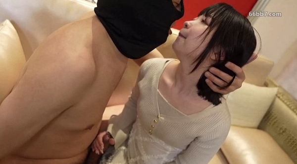 在公园进行户外口交，之后对那弹嫩肉感十足的丰满小穴进行大量内射 FC2PPV-4680005