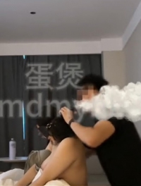 推特新晋大屌约炮大神「蛋煲」，专约反差女大学生，用大鸡巴征服小姐姐，在学校楼梯间调教女大玩弄母狗