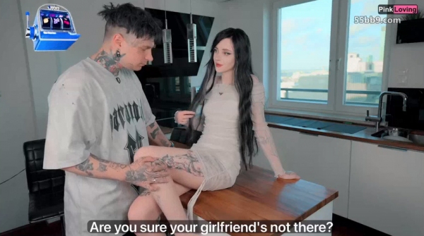 小清新甜美反差小姐姐『pinkloving』当着女友面前偷偷操她最好闺蜜，玩的就是紧张刺激 享受偷情的快感