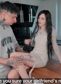 小清新甜美反差小姐姐『pinkloving』当着女友面前偷偷操她最好闺蜜，玩的就是紧张刺激 享受偷情的快感