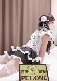 白嫩甜美学姐女神『爱玩熊熊』黑丝还是白丝？穿上丝袜享受背德的快感 拔下避孕套狠狠的输出继妹