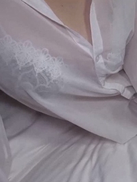 被G罩杯美容部员的性感魅力撩拨得兴奋不已。她乐于提供极致口交和舔肛的抖M表现，我回应她的热情，像用道具般疯狂搞乱 FC2PPV-4683409