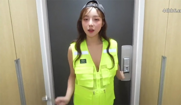 财阀母狗，木瓜大吊奶美女【somipark】付费作品，乳交口活，一对车大灯非常耐玩1