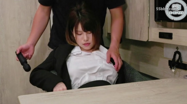 这样的OL在公司可没法工作！穿着西装被站立式插入＆爆乳胸推攻击！FC2PPV-4699331