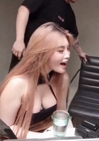 推特60W粉丝网黄潮妹「kitty」露脸性爱私拍，喝到好醉喔～他们好坏找黑衣人来搞我，但黑衣人的鸡巴真的好粗好爽！