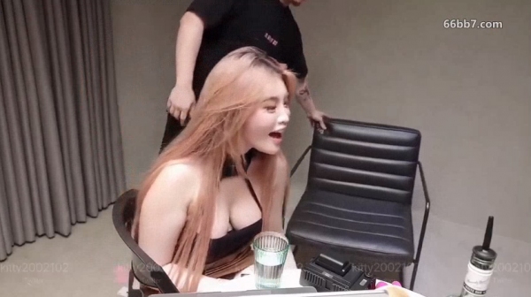 推特60W粉丝网黄潮妹「kitty」露脸性爱私拍，喝到好醉喔～他们好坏找黑衣人来搞我，但黑衣人的鸡巴真的好粗好爽！