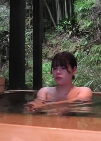 ≪丈夫在工作时，我在温泉旅行被内射了♡≫忘却工作与家庭，开启不伦之旅，想做什么都可以 在露天温泉生插入肉棒，浓厚内射性爱 FC2PPV-4707283