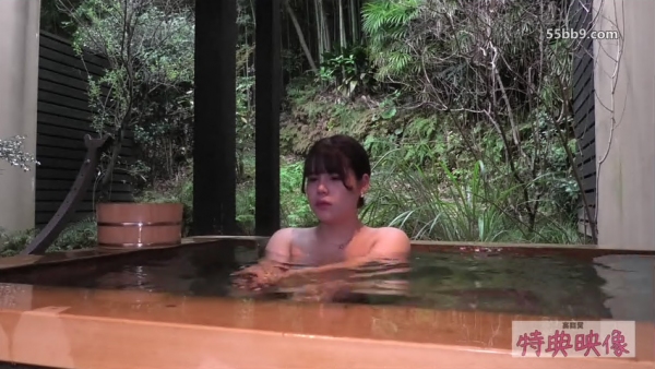 ≪丈夫在工作时，我在温泉旅行被内射了♡≫忘却工作与家庭，开启不伦之旅，想做什么都可以 在露天温泉生插入肉棒，浓厚内射性爱 FC2PPV-4707283