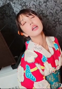 顶流女神【Ren_Katsuki香月怜】日式和服道具自慰喷水，白浆淫水混合喷一地