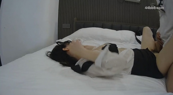 【少女时代】极品熟女人妻，大白天被按在窗前操得哎叫连连，隔壁都能听得见了！